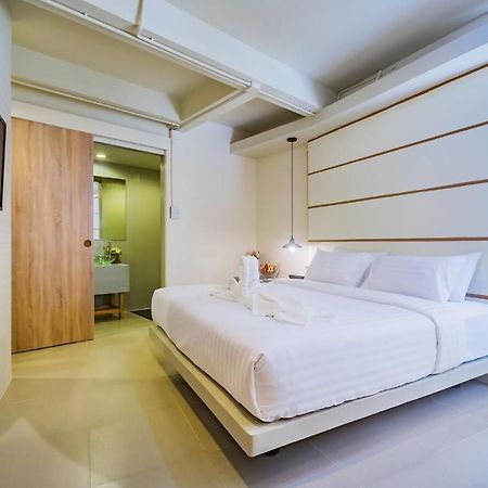 Hotel October Phuket Buitenkant foto