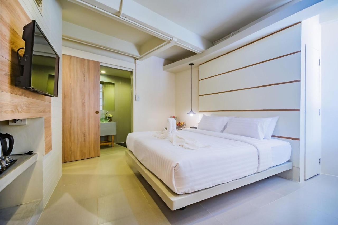Hotel October Phuket Buitenkant foto