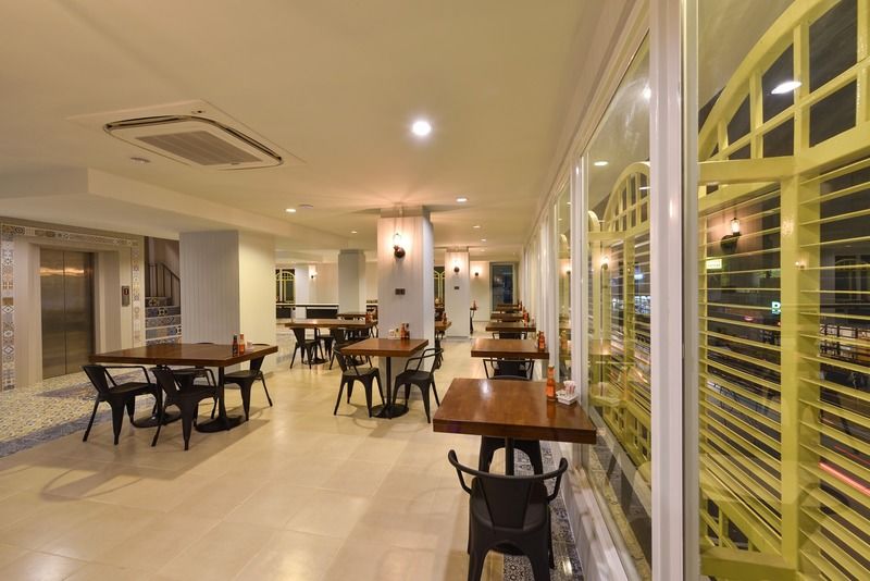 Hotel October Phuket Buitenkant foto
