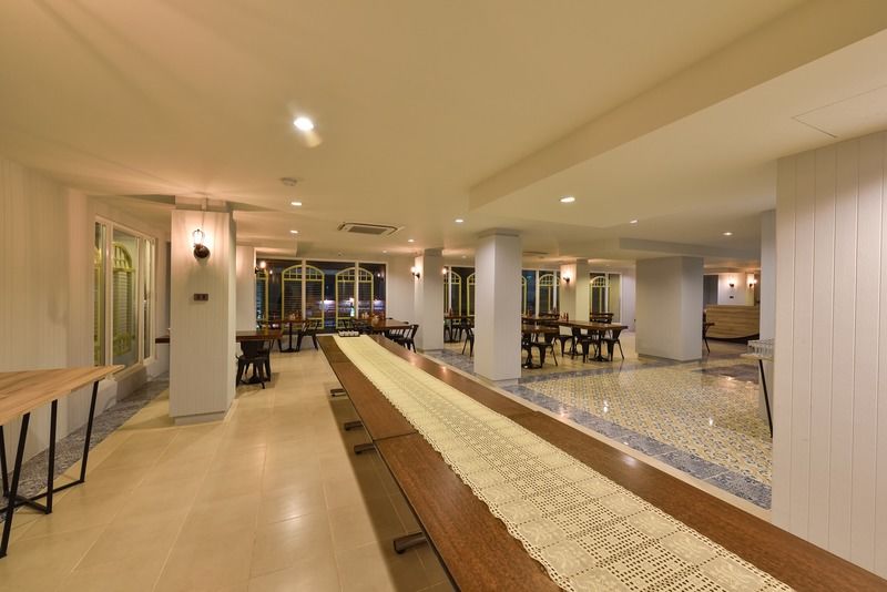 Hotel October Phuket Buitenkant foto