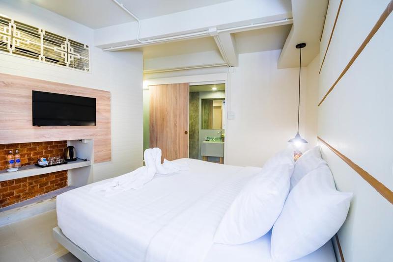 Hotel October Phuket Buitenkant foto