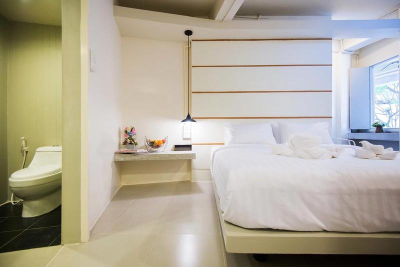 Hotel October Phuket Buitenkant foto