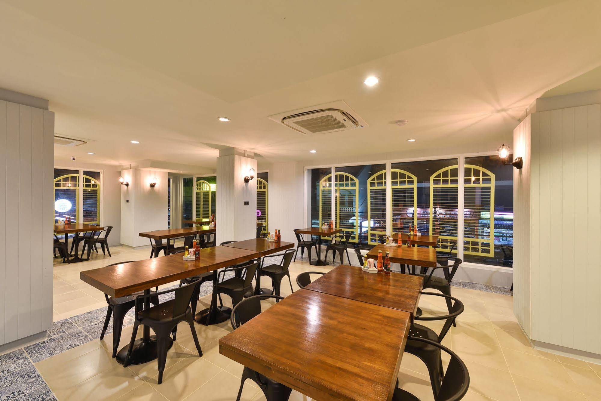 Hotel October Phuket Buitenkant foto