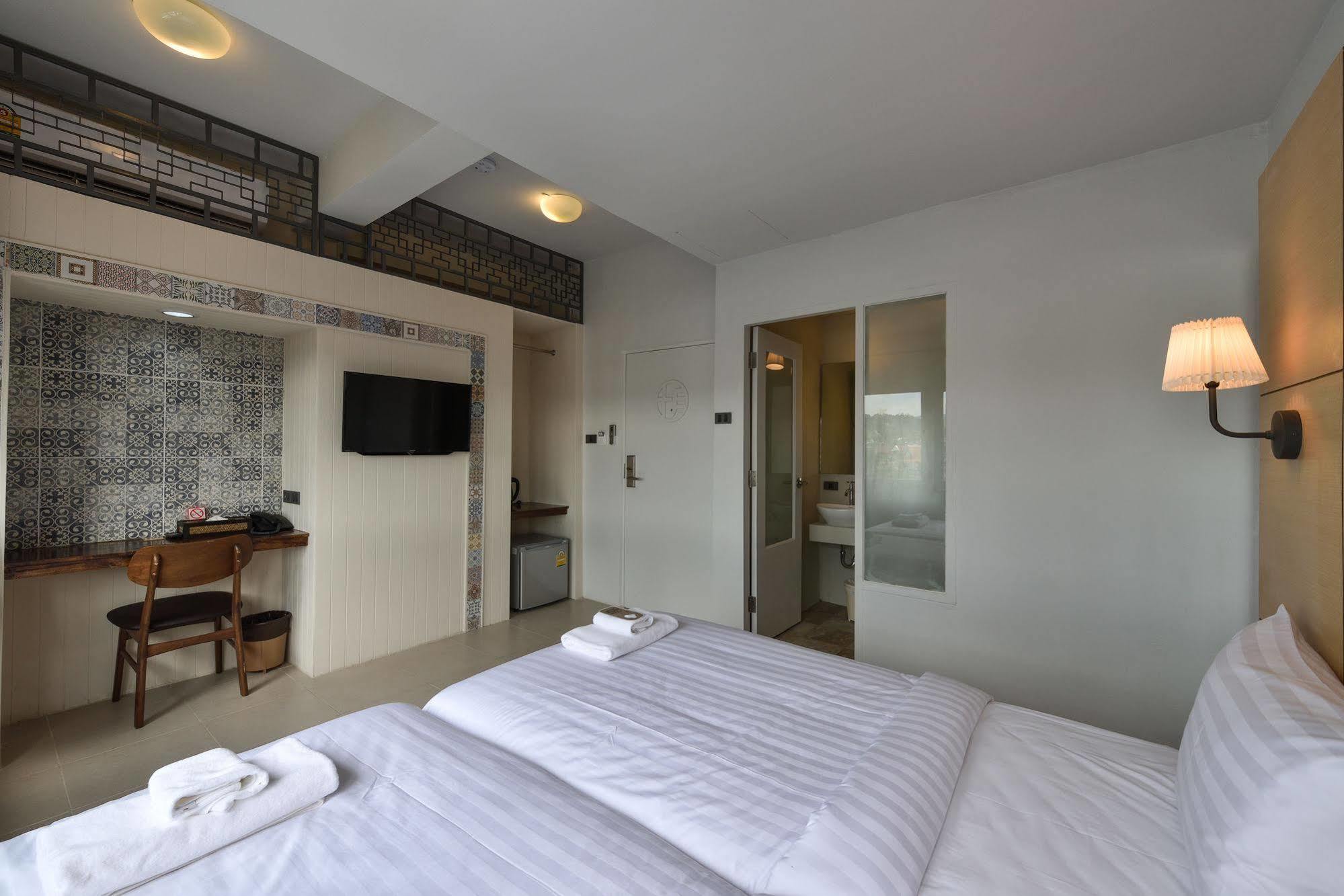 Hotel October Phuket Buitenkant foto