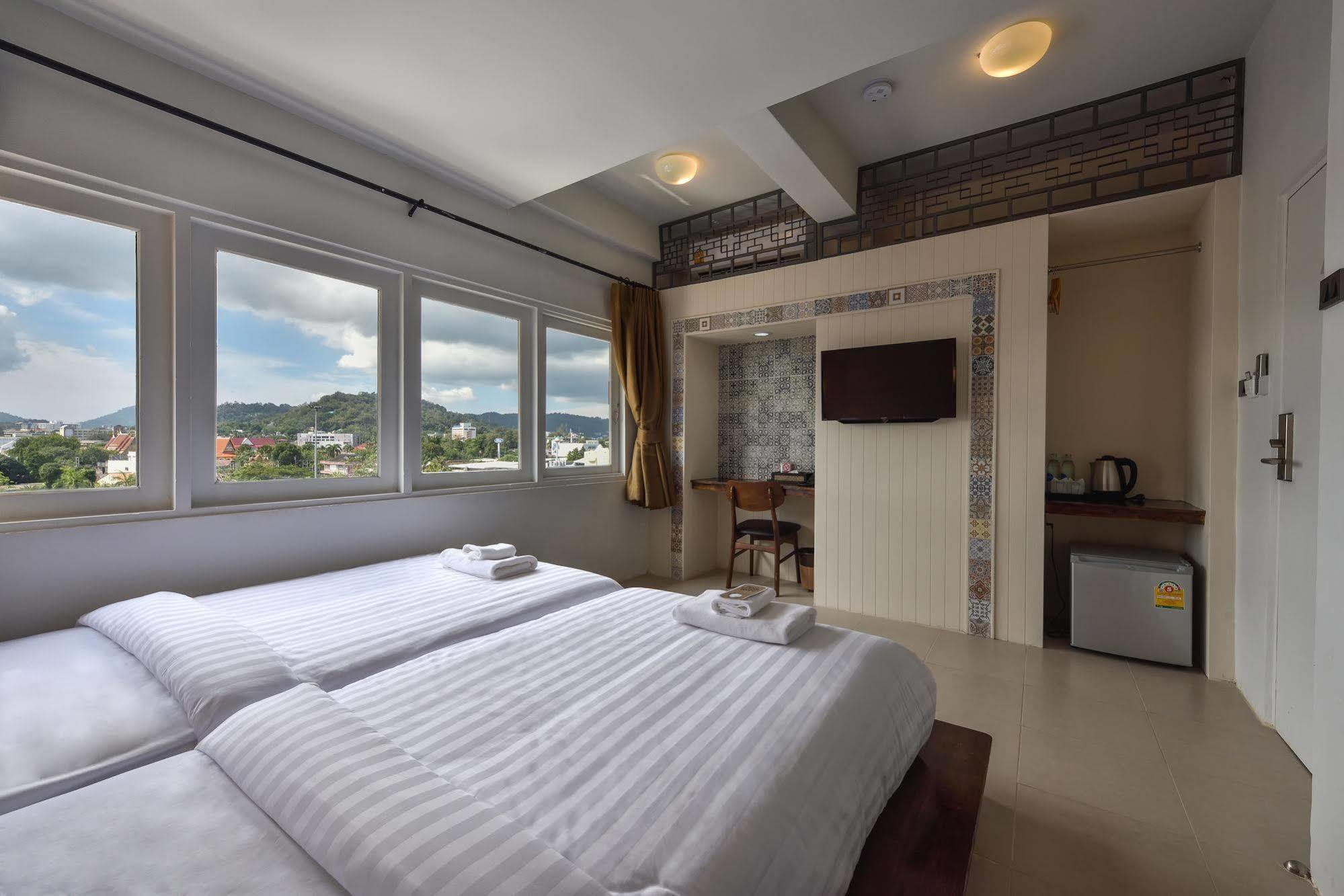 Hotel October Phuket Buitenkant foto