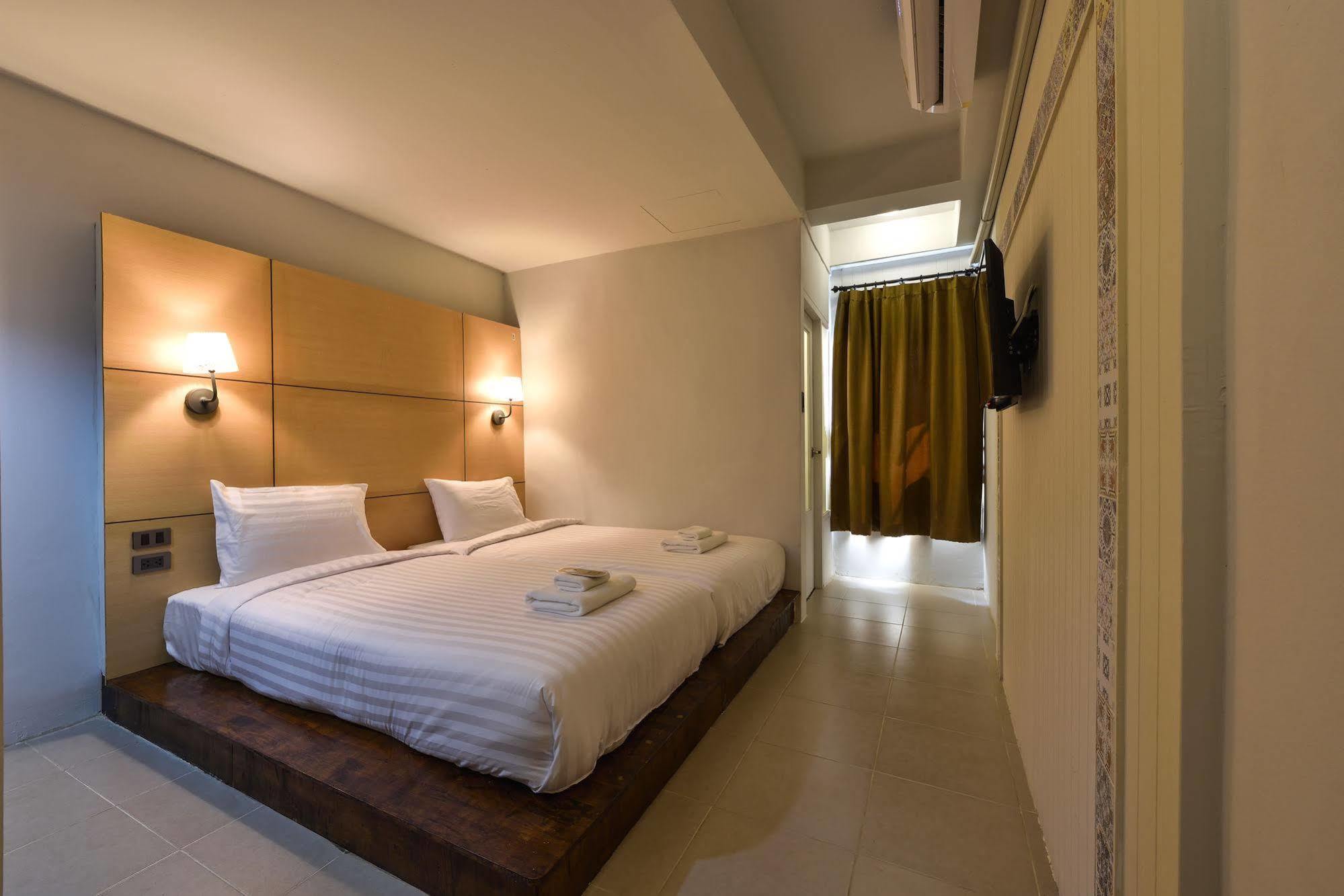 Hotel October Phuket Buitenkant foto