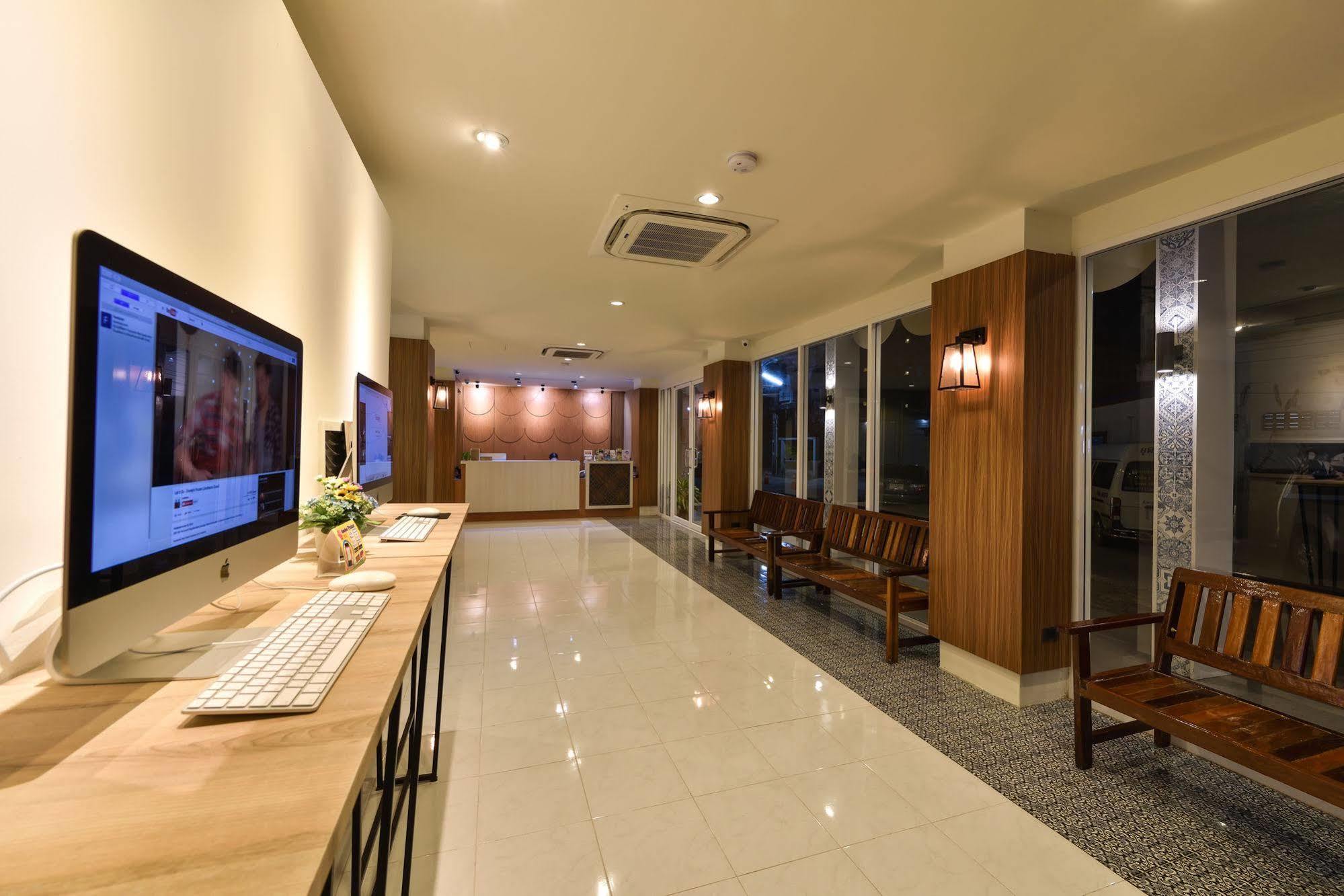 Hotel October Phuket Buitenkant foto