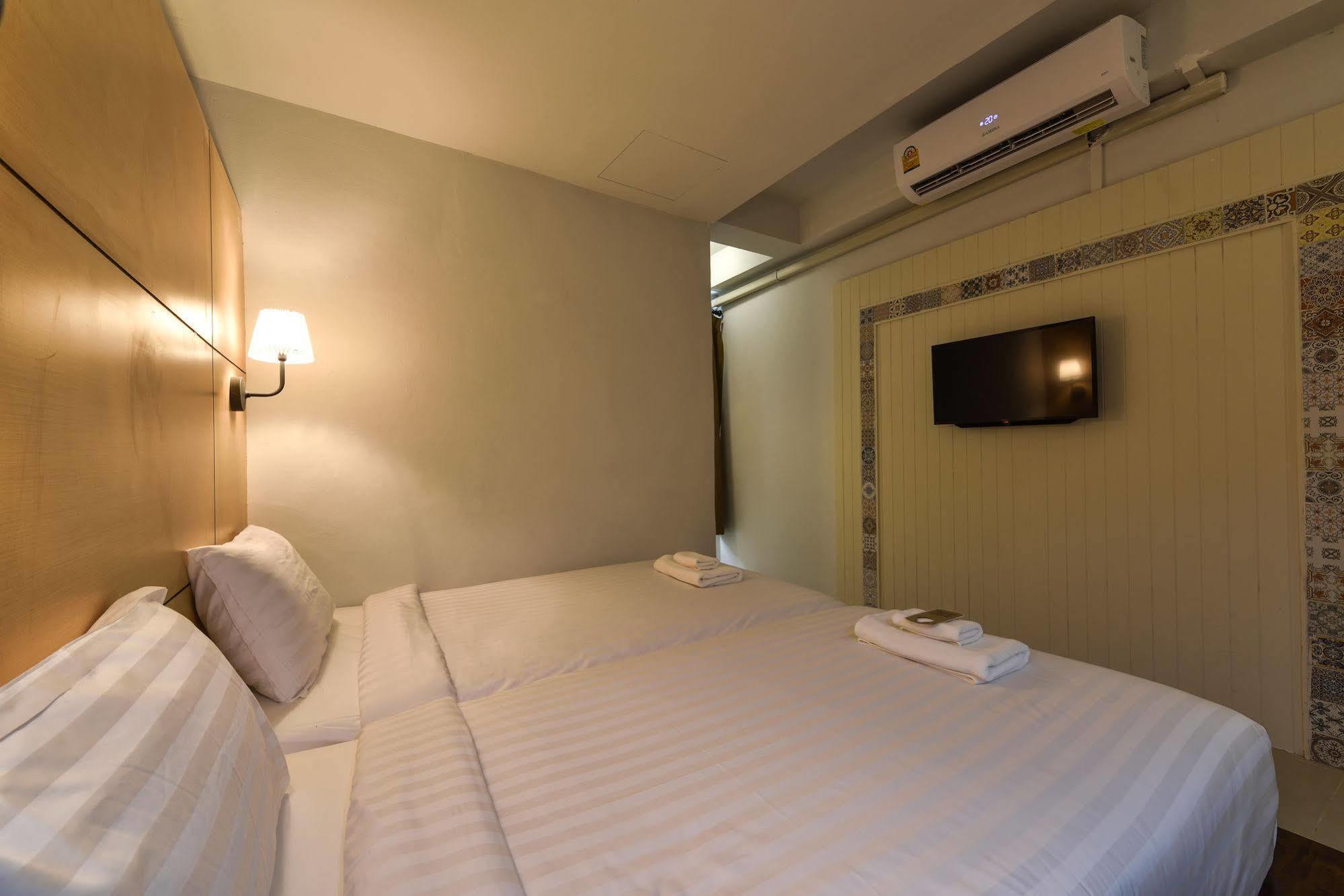 Hotel October Phuket Buitenkant foto