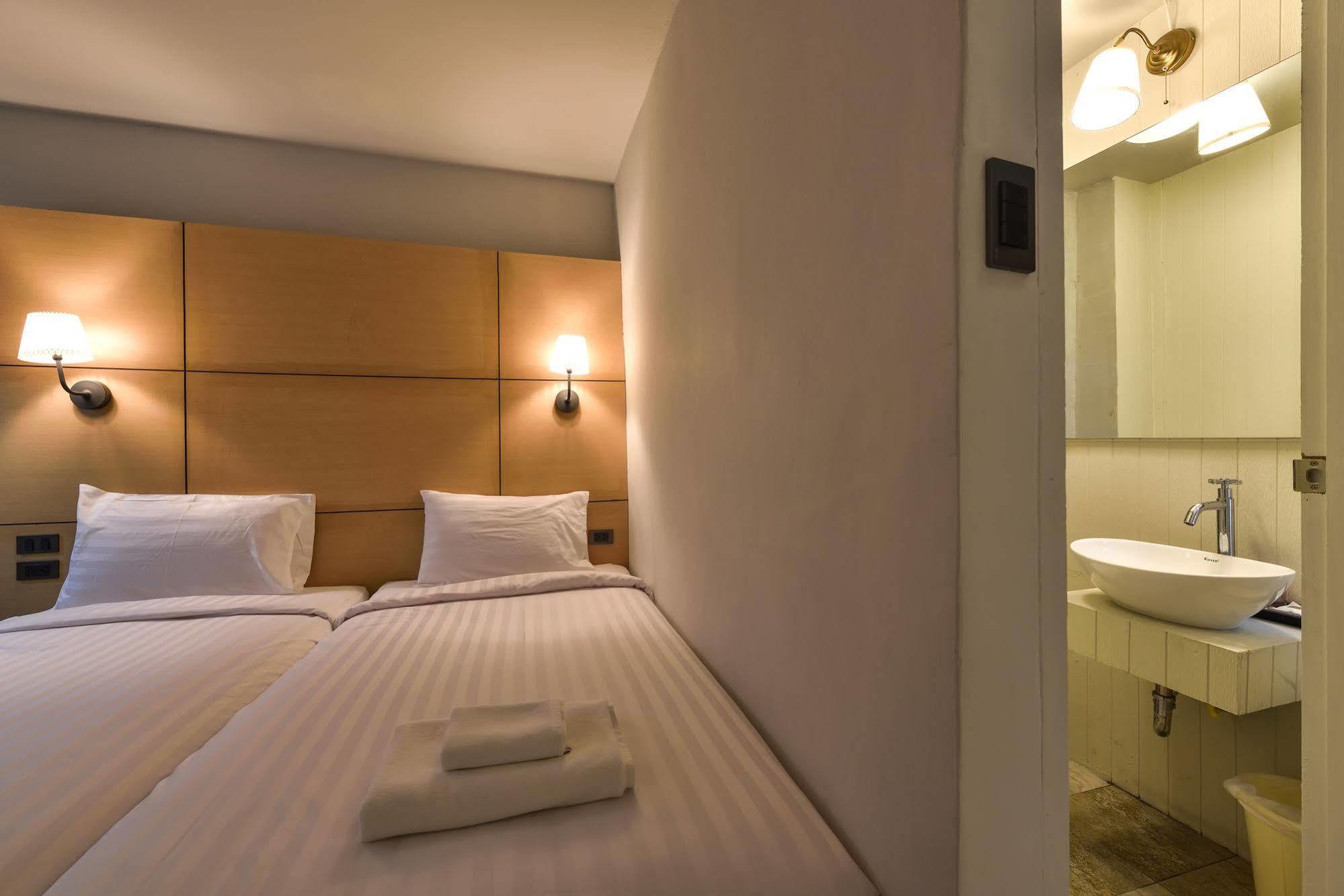 Hotel October Phuket Buitenkant foto