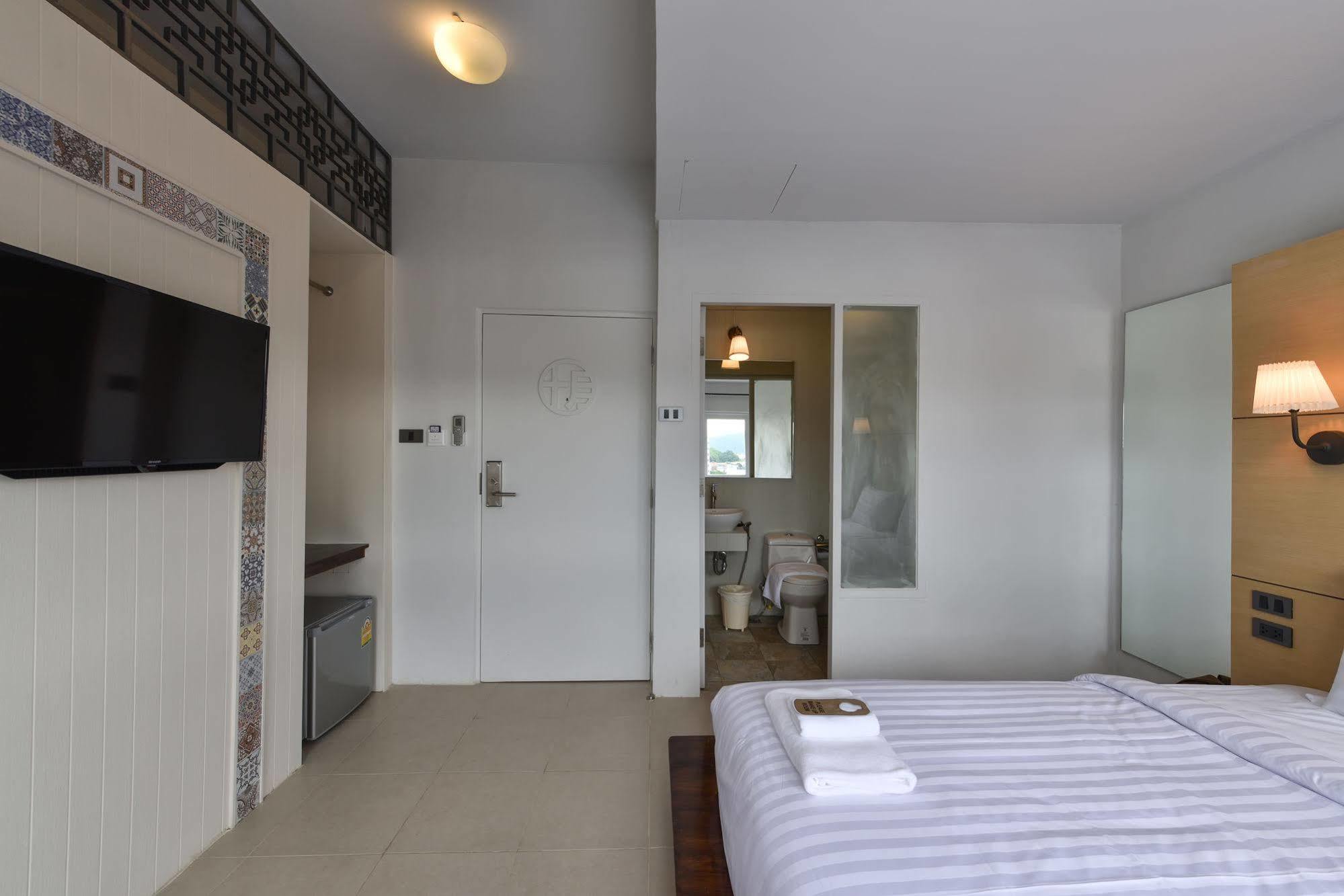 Hotel October Phuket Buitenkant foto