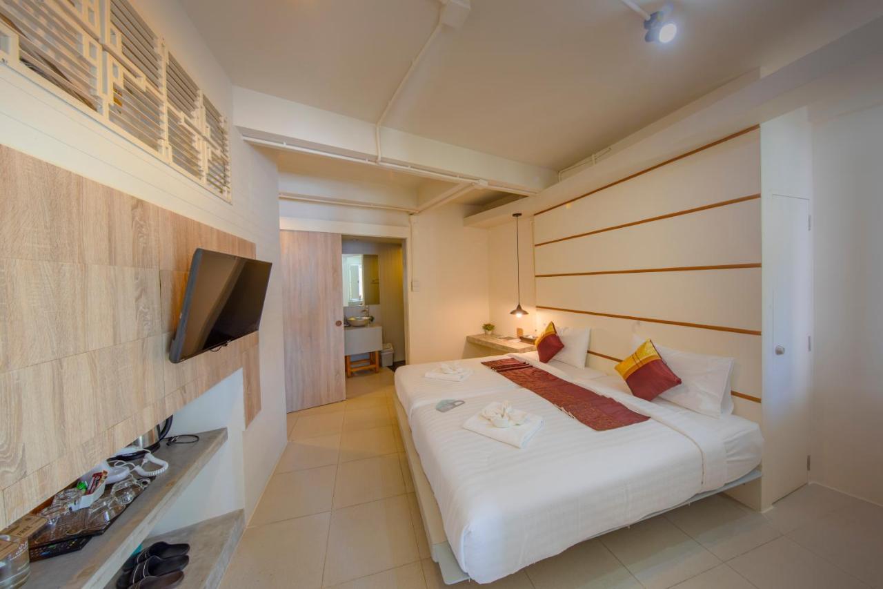 Hotel October Phuket Buitenkant foto
