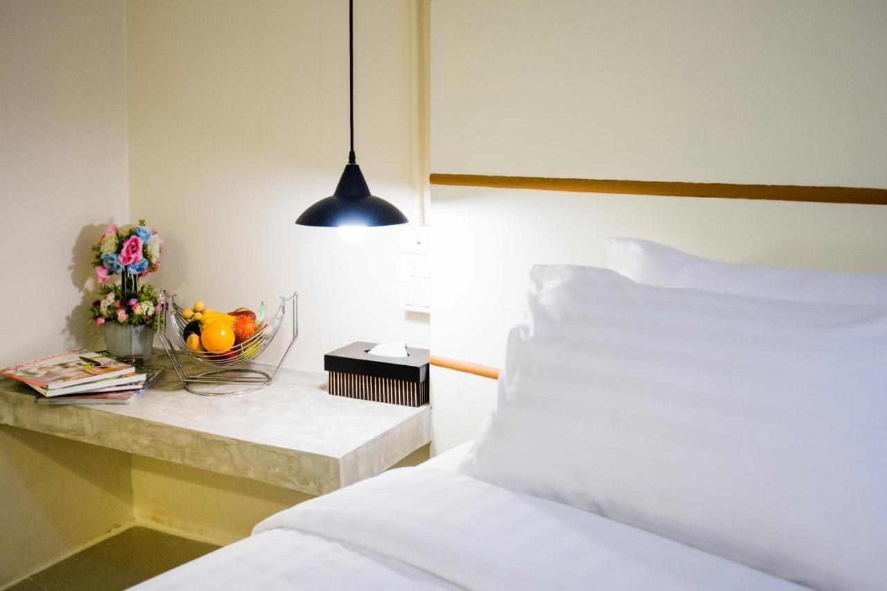 Hotel October Phuket Buitenkant foto