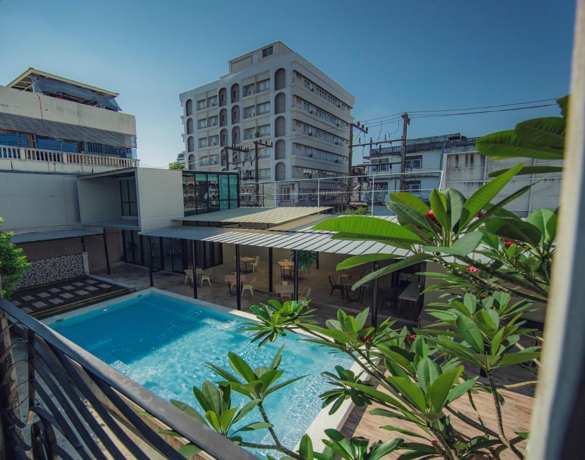Hotel October Phuket Buitenkant foto