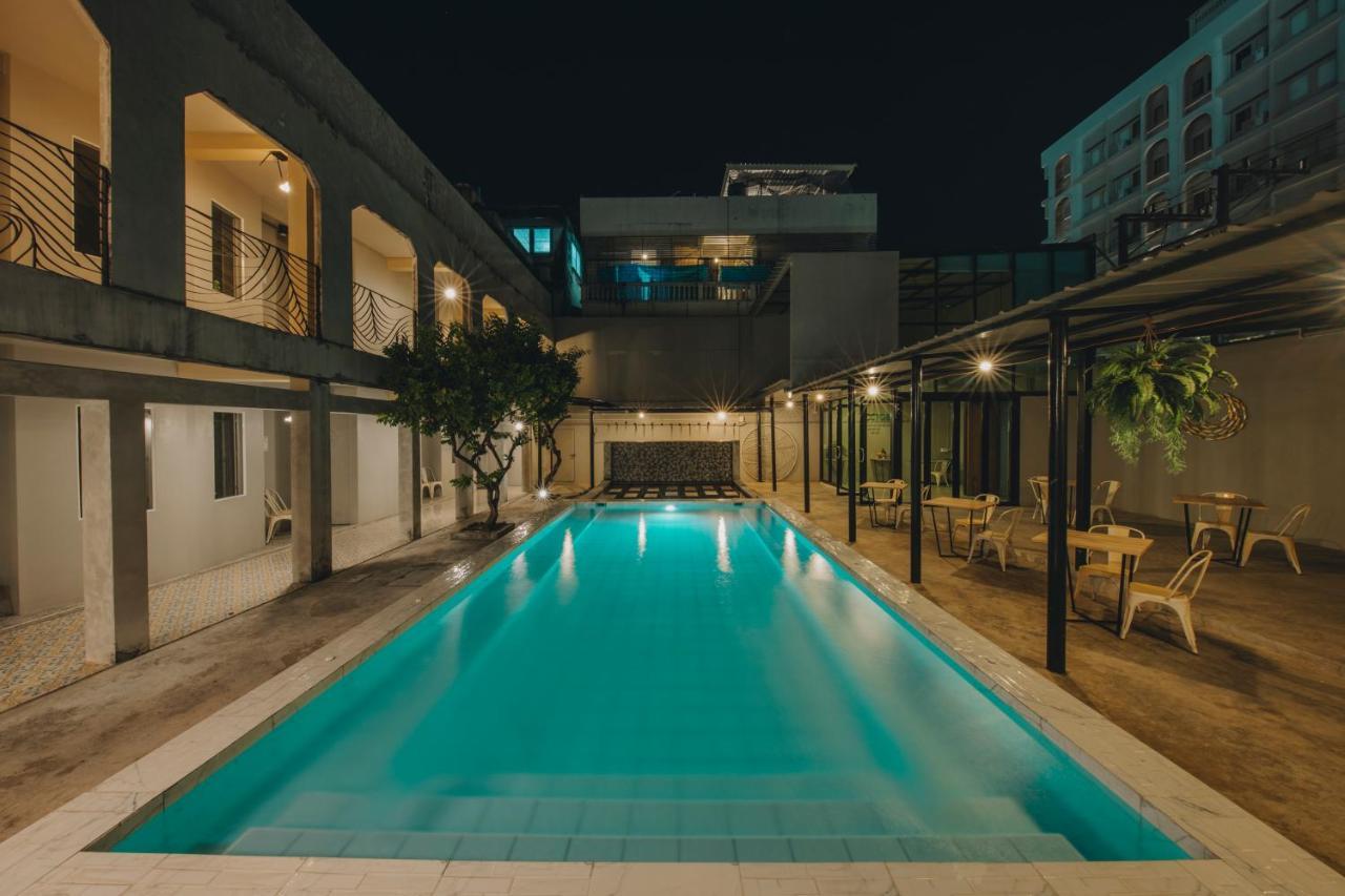 Hotel October Phuket Buitenkant foto
